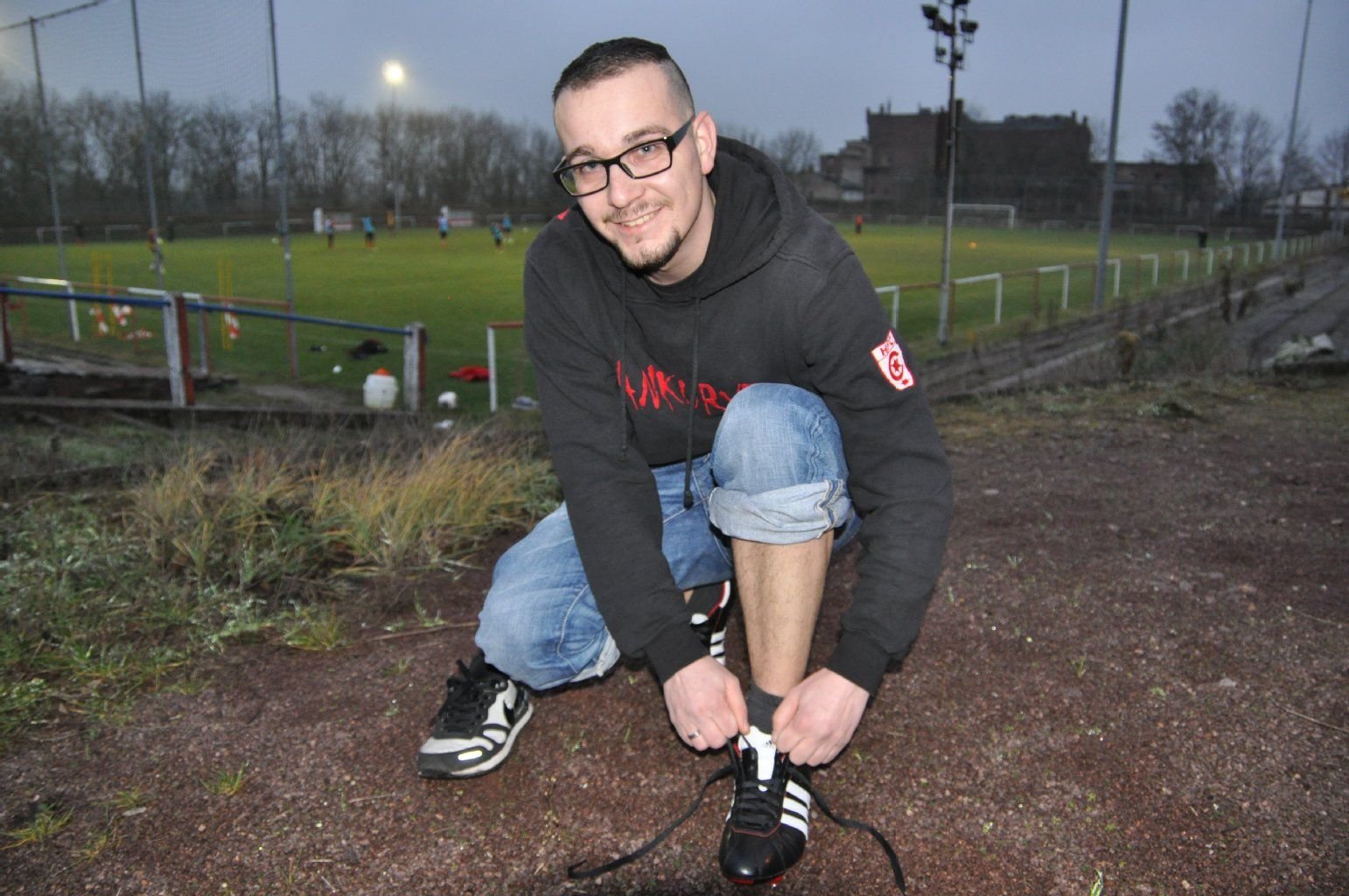 MZ-Leser Ronny Schneider tritt im Elfmeterschießen gegen Pierre Kleinheider, Torwart des HFC an.