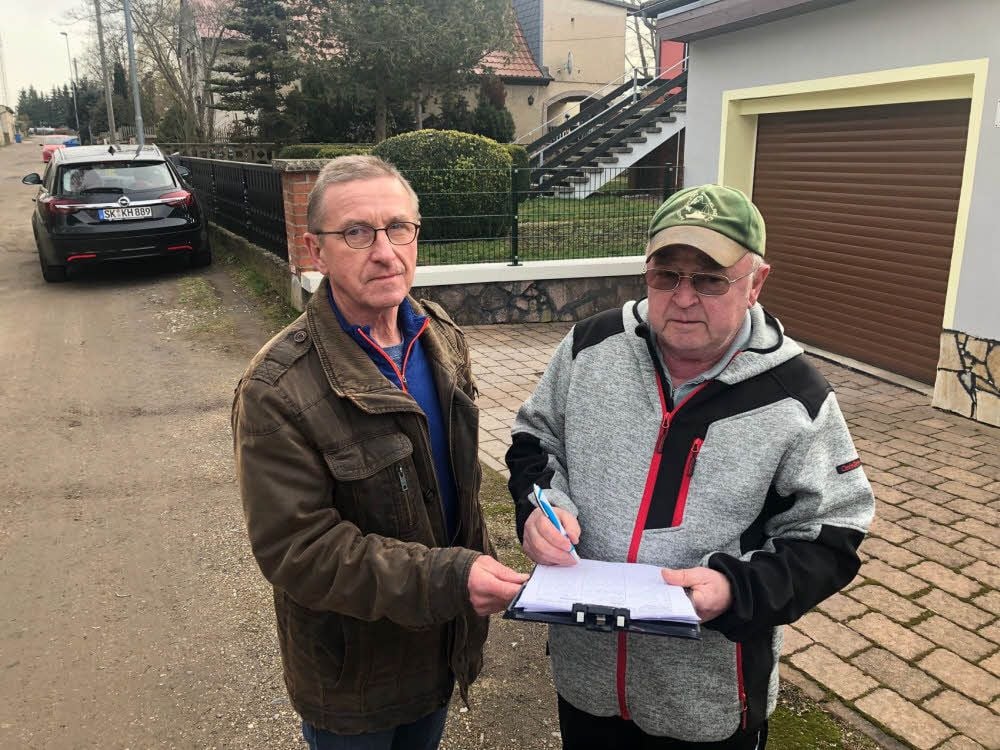 Ortsbürgermeister Horst Bernhardt (l.) sammelt Unterschriften. Klaus Krumpe beteiligt sich an der Aktion.