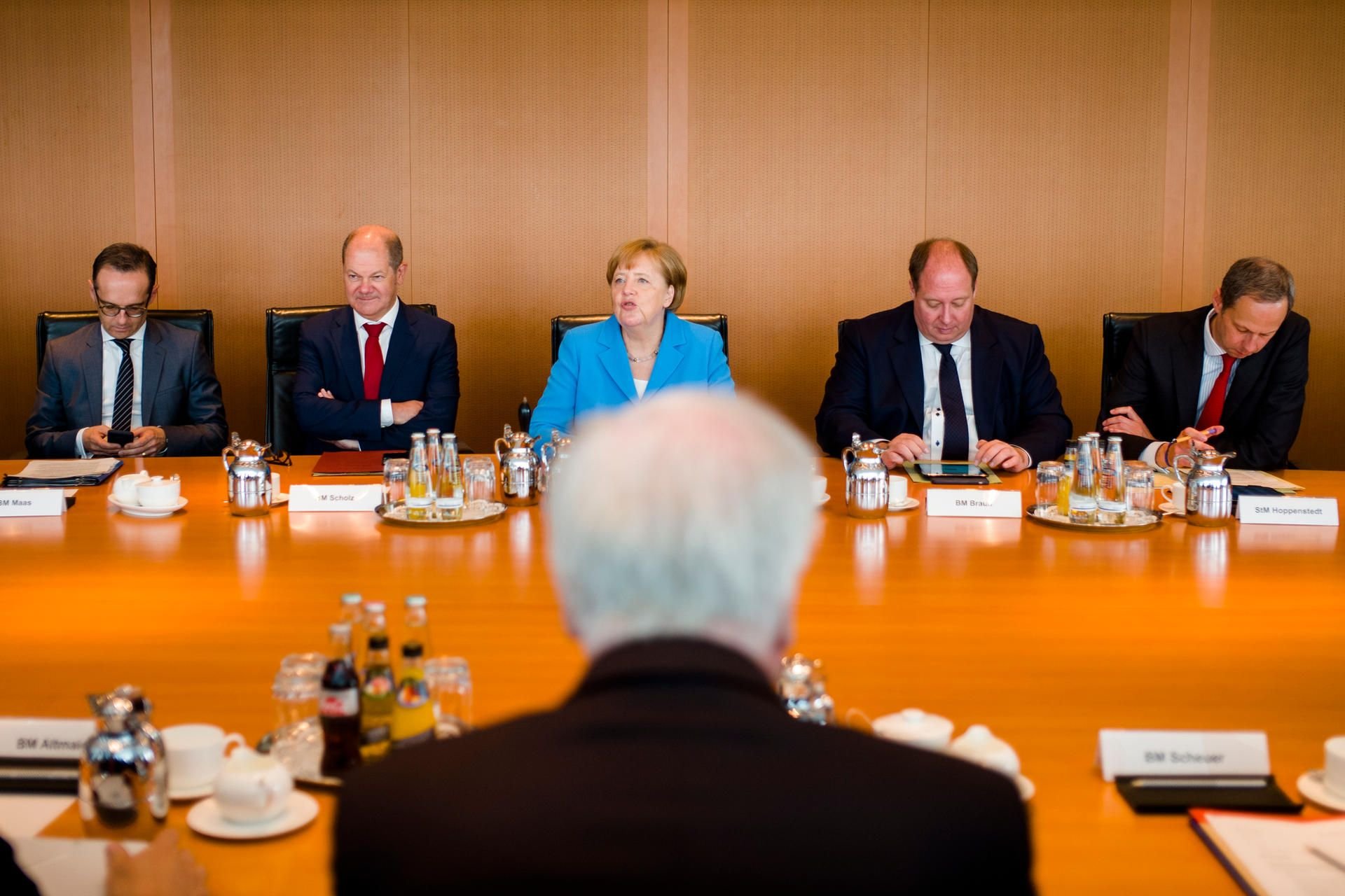 Innenminister Horst Seehofer sitzt Kanzlerin Angela Merkel direkt gegenüber.