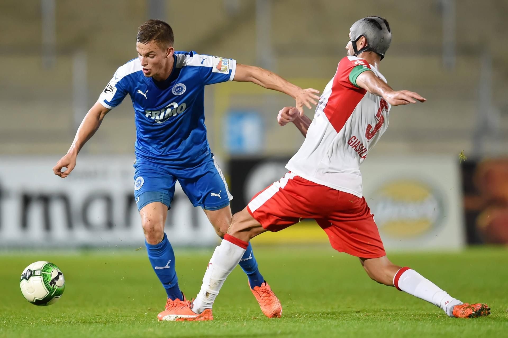 Moritz Heyer (l.) im Trikot der Sportfreunde Lotte gegen den damaligen HFC-Kapitän Klaus Gjasula.