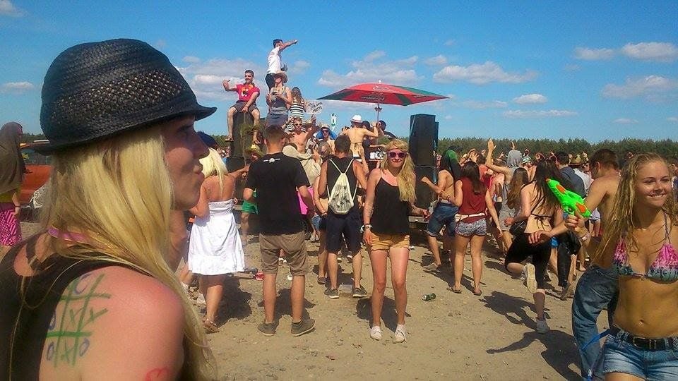 Direkt vor dem Festival-Gelände steigt gerade eine große Open-Air-Party.
