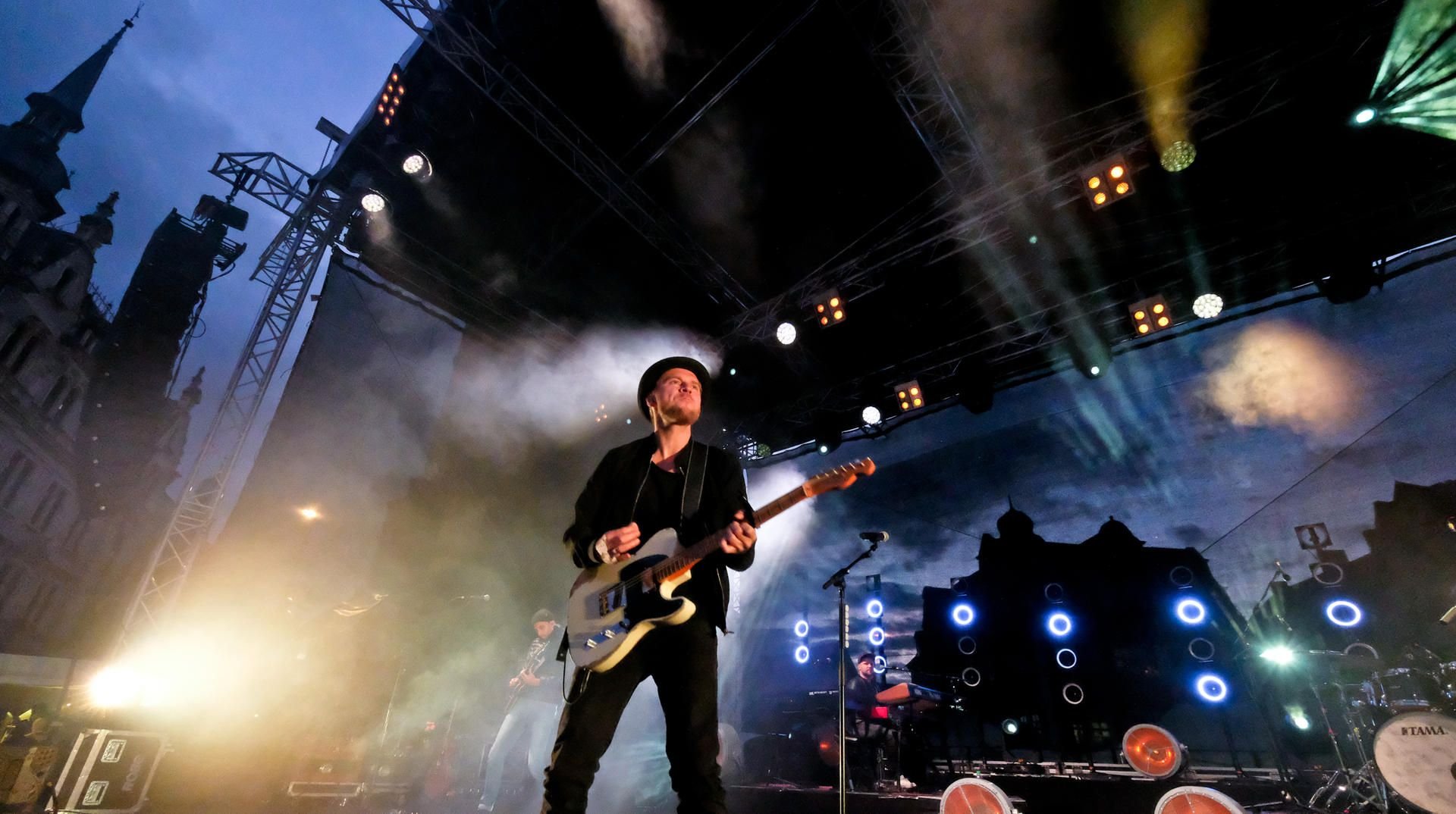 Sänger Johannes Oerding beim Konzert auf dem Marktplatz in Halle.