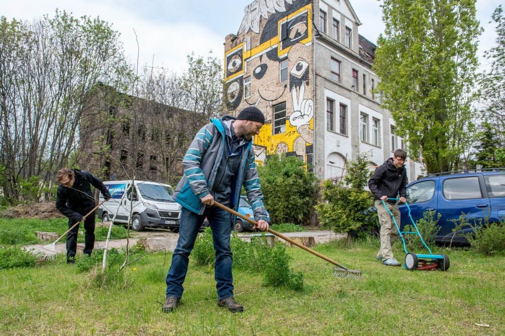 Christian Schunke (links) und Nils Schumann-Bischoff pflegen am „LaBim“ das Grundstück. Im Objekt wollen sie bleiben.