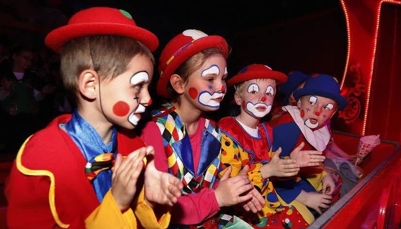 Ein Clown kommt selten allein.