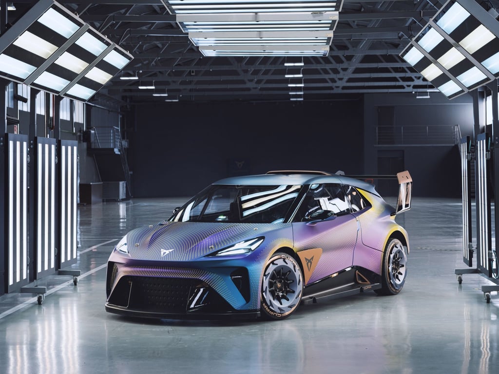 Rennsemmel für die Stadt? Nein, die sportlich-überzeichnete Studie UrbanRebell von Cupra soll die Designsprache eines kommenden Elektroautos für Einsteiger andeuten.