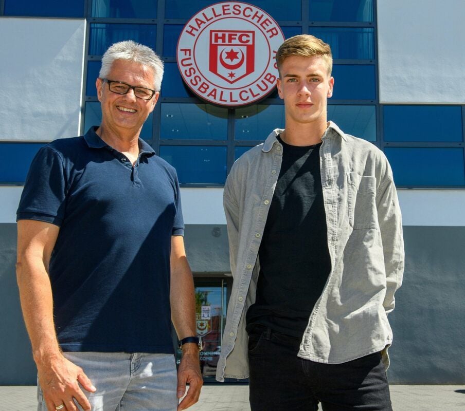 HFC-Sportchef Ralf Heskamp freut sich über das Leihgeschäft mit Laurenz Dehl (r.).