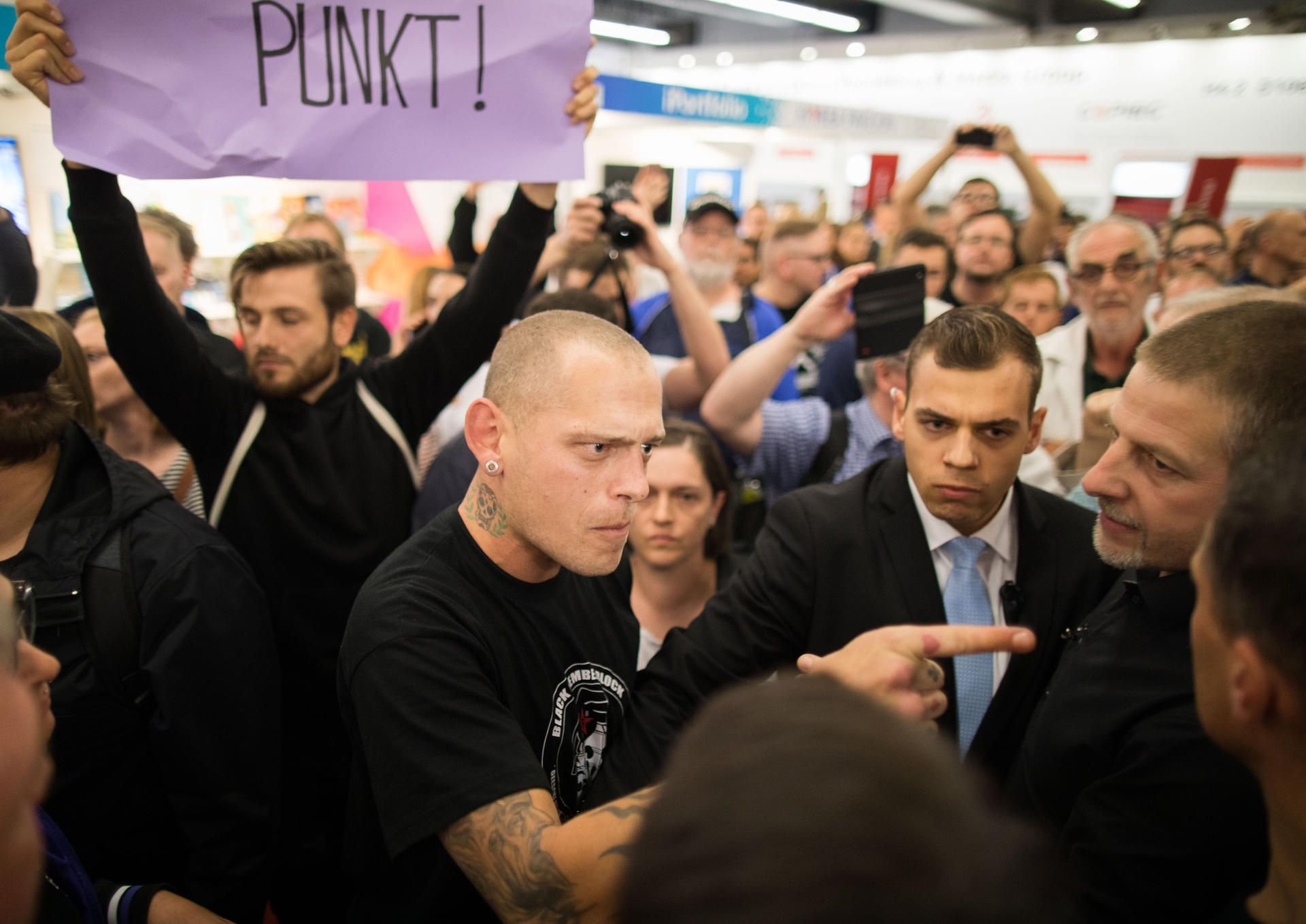 Demonstranten rangeln am Samstag auf der Buchmesse bei einer Lesung und Podiumsdiskussion mit Thüringens AfD-Landes- und Fraktionschef Höcke.