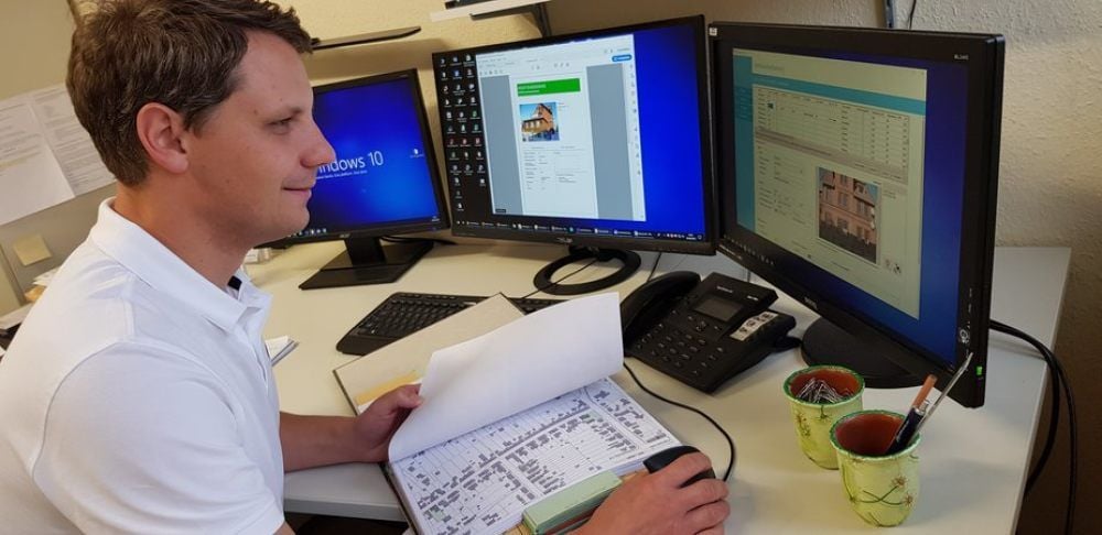 Marcus Strube an seinem angestammten Arbeitsplatz. Zurzeit arbeitet er im Homeoffice.