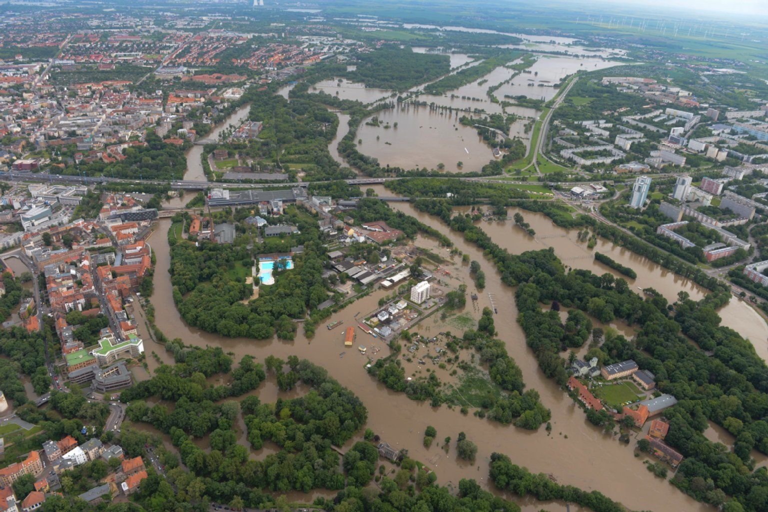 Luftbild vom Hochwasser in Halle.