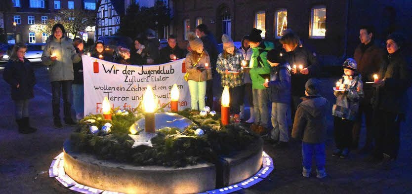 Auf Elsters Markt trafen sich Kinder, Jugendliche und Erwachsene, um eine halbe Stunde ihre Meinung zu dem Terrorakt in Berlin kund zu tun.