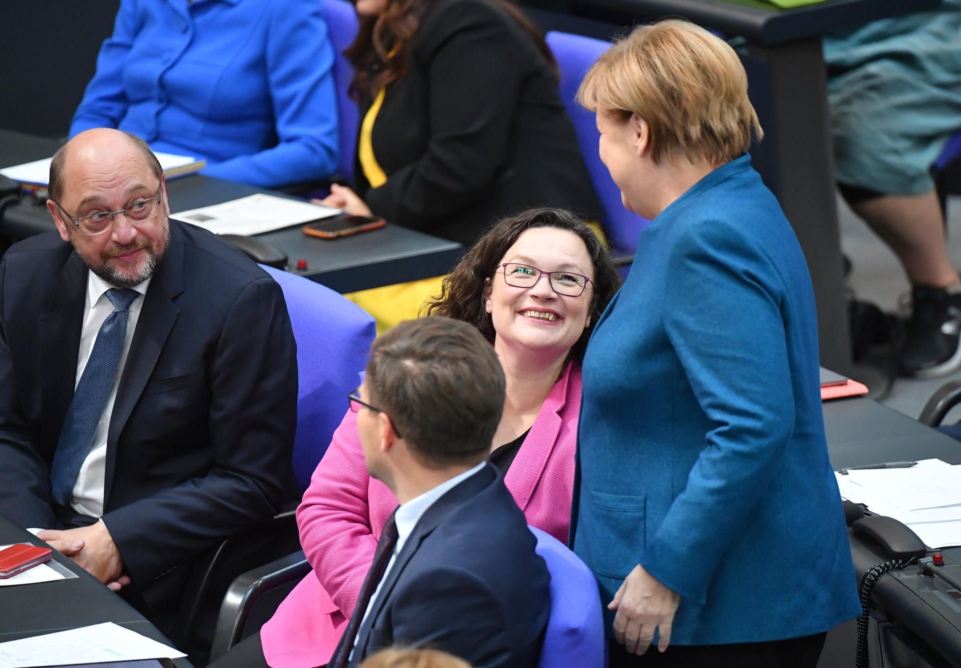 Bundeskanzlerin Angela Merkel (CDU) unterhält sich mit der SPD-Vorsitzenden Andrea Nahles und Martin Schulz (SPD) im Plenarsaal des Deutschen Bundestags.