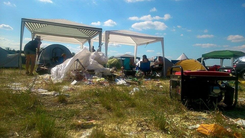 Campen im Dreck. Bei einigen Campern "verschönern" kleine Müllberge die Landschaft
