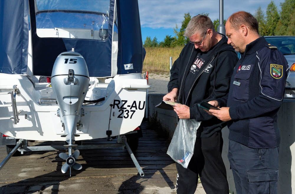 Ralph Rösiger überprüft die Papiere eines Bootes. Diese Kontrollen gehören vor allem im Sommer zur Schwerpunktarbeit der Wasserschutzpolizei.