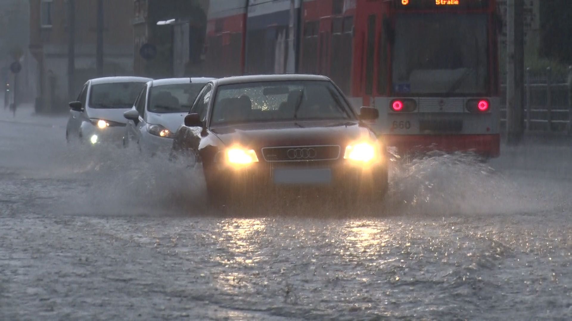 Halle: Autofahrer sind nach Gewitter und Starkregen auf überfluteten Straßen unterwegs.