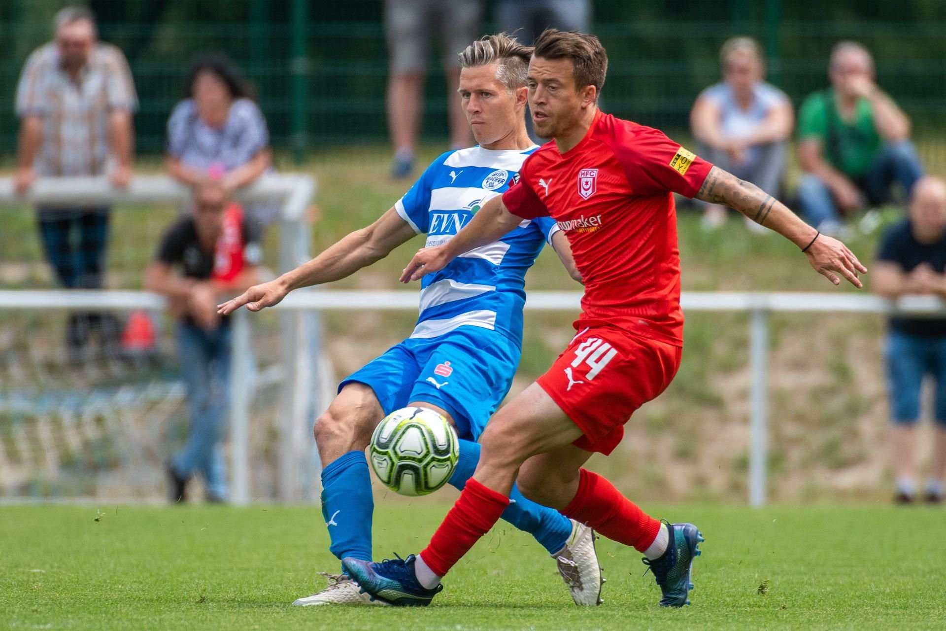 Bruderduell im Testspiel: Halles Patrick Göbel im Zweikampf mit Nordhausens Christoph Göbel.