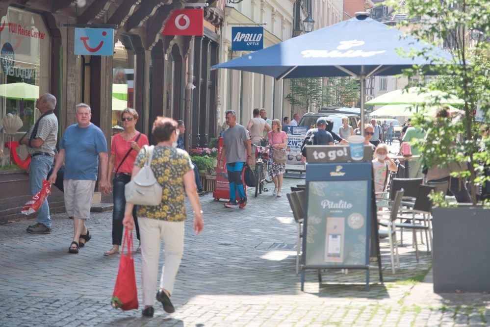 Passanten in der Steinbrücke in Quedlinburg
