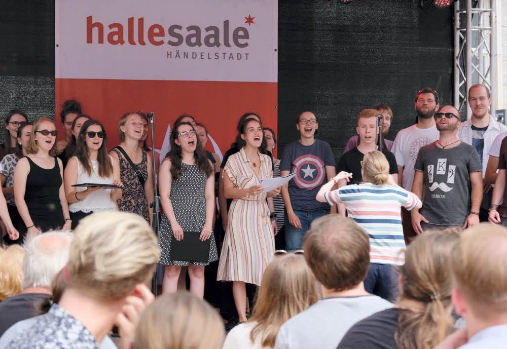 Mit einem bunten Bürgerfest auf dem Markt setzten die Hallenser ein Zeichen für Weltoffenheit. Das Fest war kurzfristig durch den OB vom Steintor-Campus vor den Ratshof verlegt worden. Am Nachmittag war die Resonanz gut.