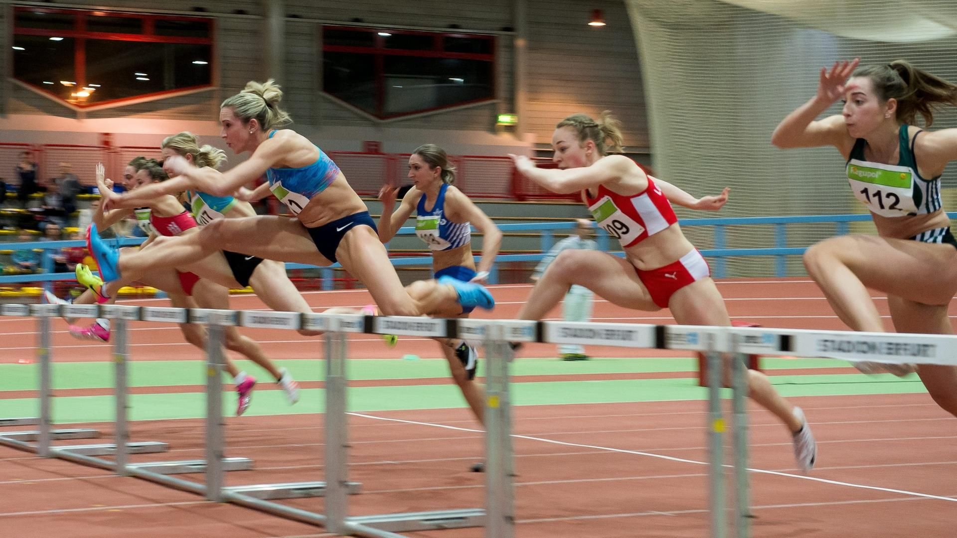Cindy Roleder (4.v.r.) und Antonia Kohl (r.) bei ihrem Hürdenlauf in Erfurt.
