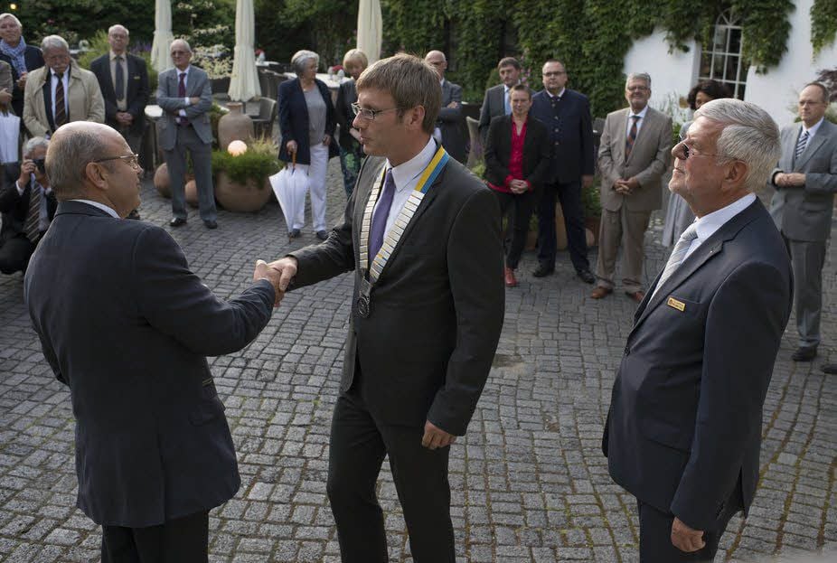 Der bisherige Präsident Wolf-Rainer Krause (rechts) überreichte die Amtskette an Udo Lemcke (links), der sie an Klaus Raymund weitergab.