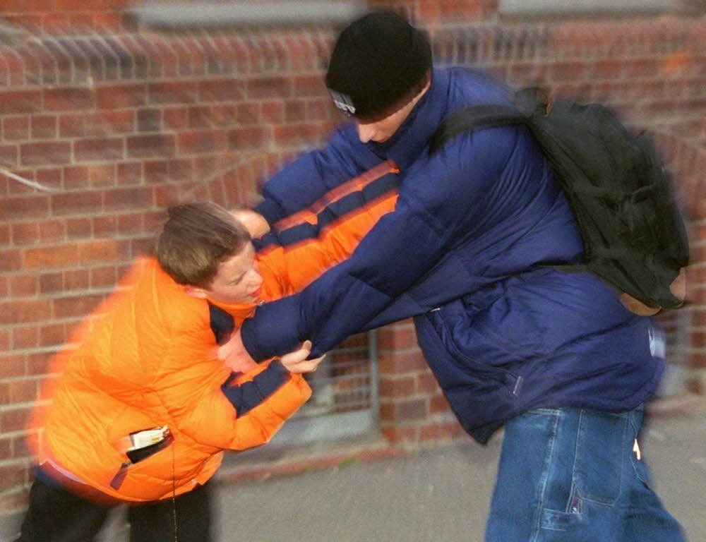 Solche Kabbeleien auf dem Schulhof können harmlos sein. Oft soll nur ein „Neuer“ getestet werden, der bald problemlos in den Klassenverband aufgenommen wird. Doch hört das nicht nach kurzer Zeit auf, kommen etwa ständige Hänseleien, böse Streiche und Schläge hinzu, wird daraus Mobbing und die Opfer können gesundheitliche Schäden davontragen.