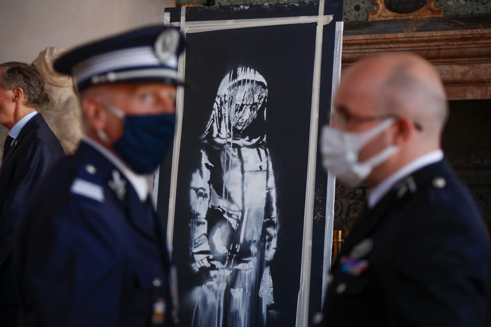 Italien hat das Kunstwerk, das aus der Pariser Konzerthalle Bataclan gestohlen wurde, an Frankreich zurückgegeben.