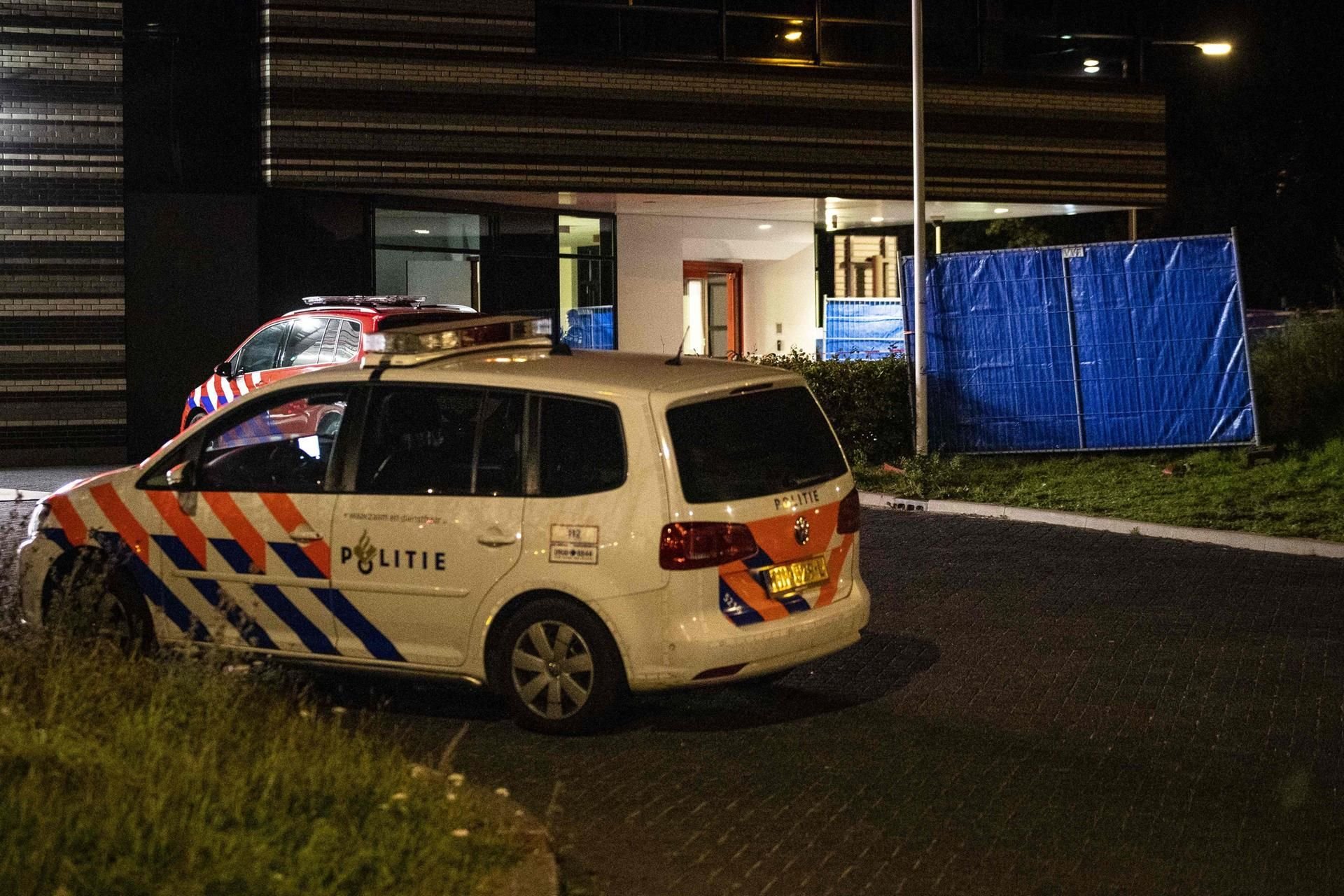 Ein Polizeiwagen steht am Tatort, an dem Kelvin Maynard erschossen wurde.