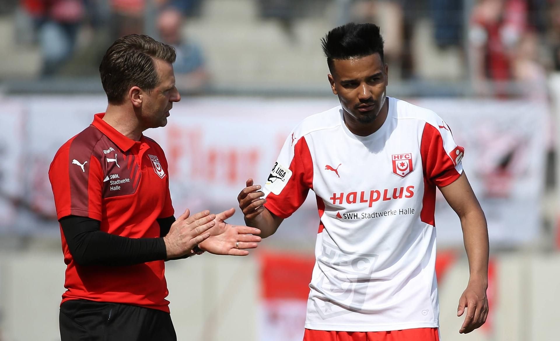 Noch drei Pflichtspiele warten auf Trainer Rico Schmitt (l.) und Spieler Erik Zenga. Beide werden den HFC im Sommer verlassen.