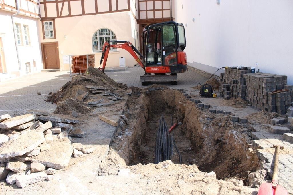 Auf dem Hof der Köthener Wohnstätten e.G. wurde die Schadstelle lokalisiert und freigelegt.