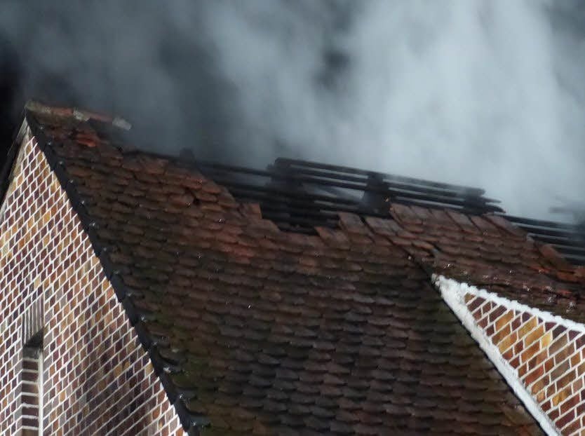 Das Dach ist durch das Feuer sowie das Löschwasser stark beschädigt