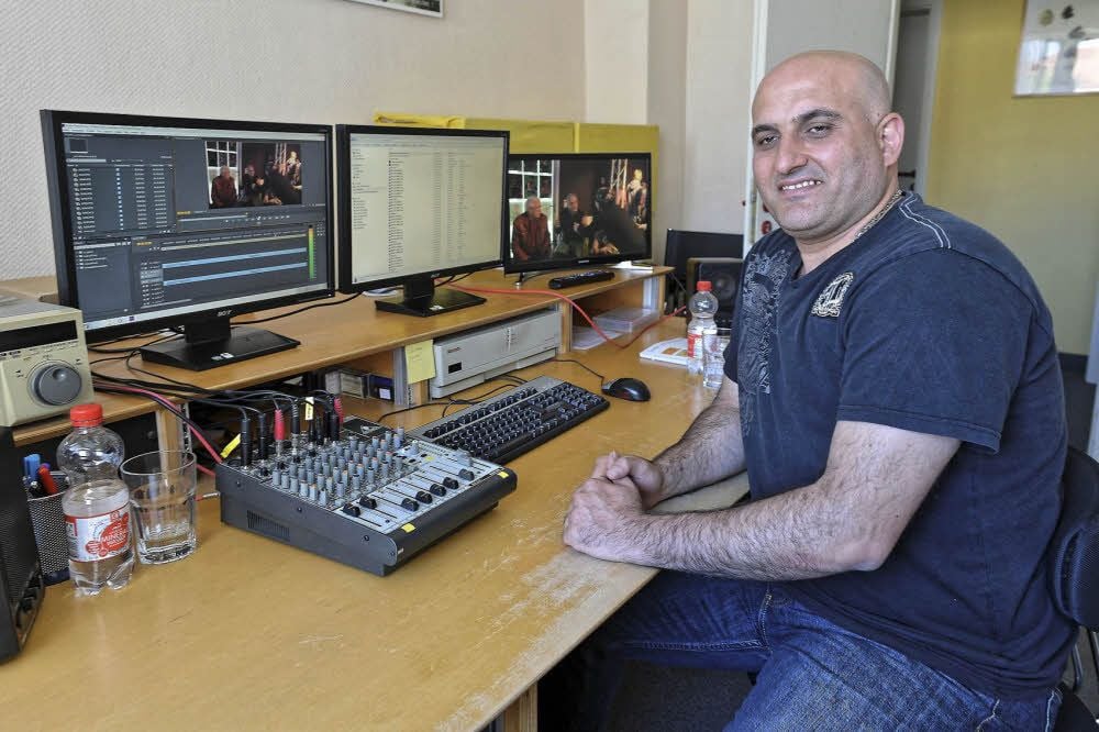 Ghassan Bakir an seinem neuen Arbeitsplatz beim Offenen Kanal Dessau.