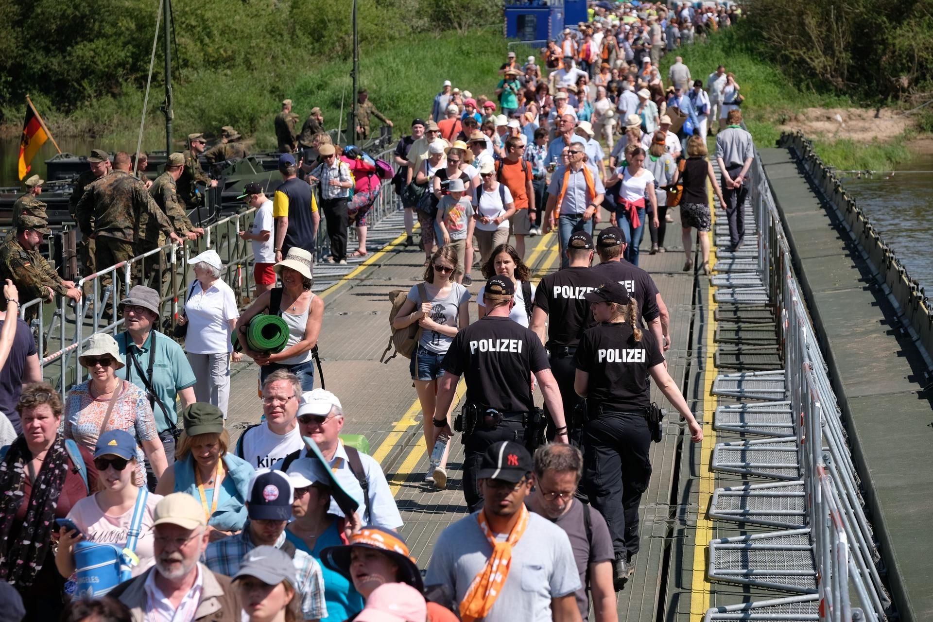Die Brücken über die Elbe und die Sicherheitskontrollen erwiesen sich als Engstellen auf dem Weg zum Abschlussgottesdienst.