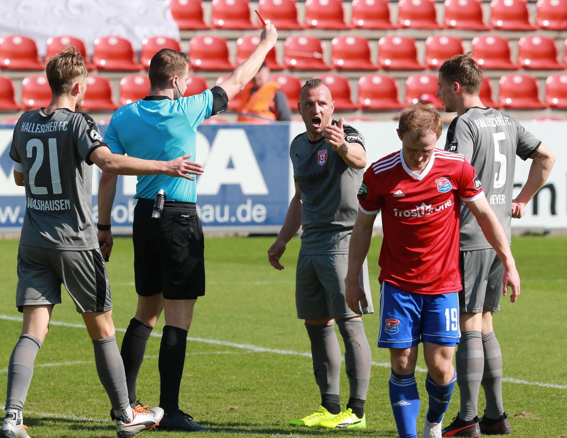 Toni Lindenhahn sieht im Spiel der der SpVgg Unterhaching die Rote Karte nach einer Notbremse.