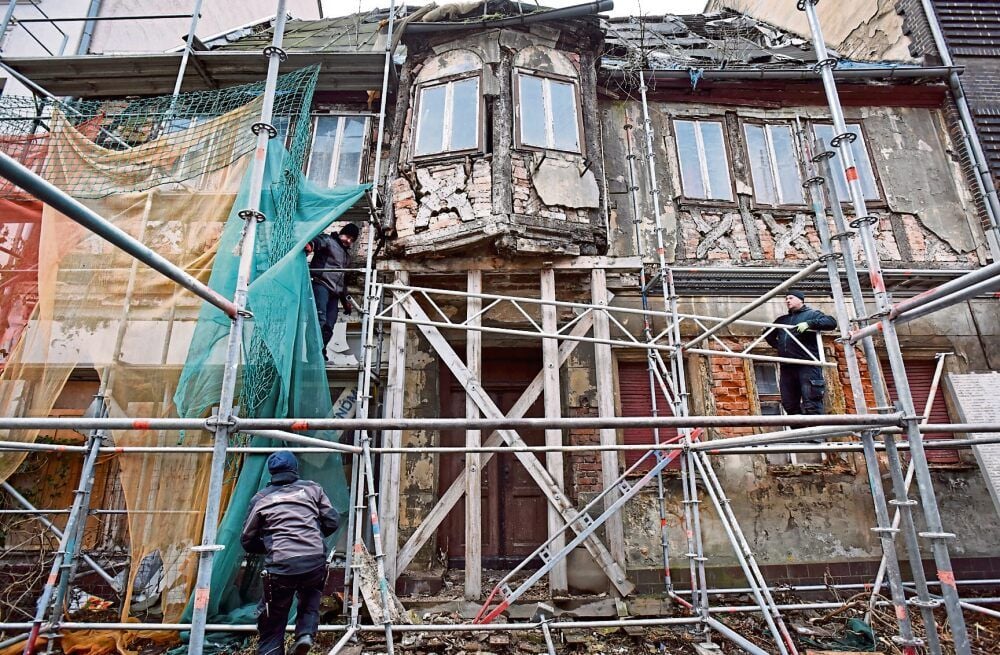 Am Reuterhaus finden aktuell Sicherungsarbeiten statt.