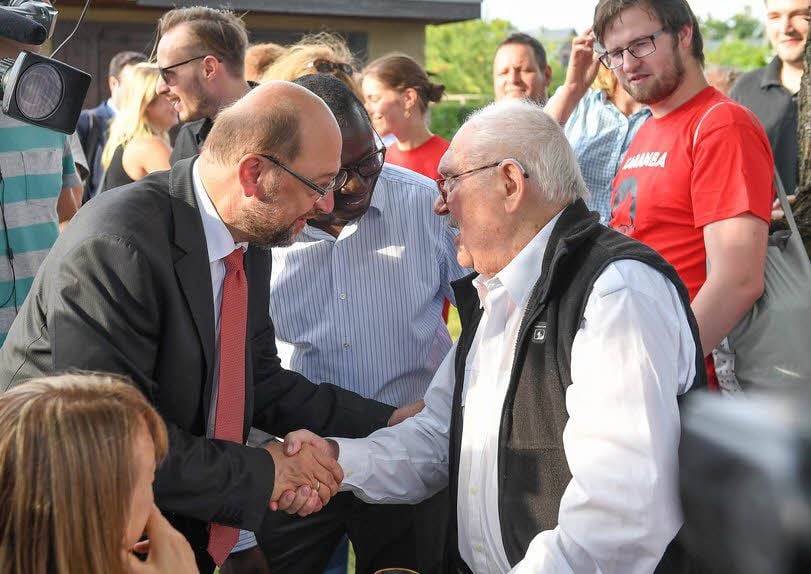 Martin Schulz begrüßte einige Landsberger mit Handschlag.