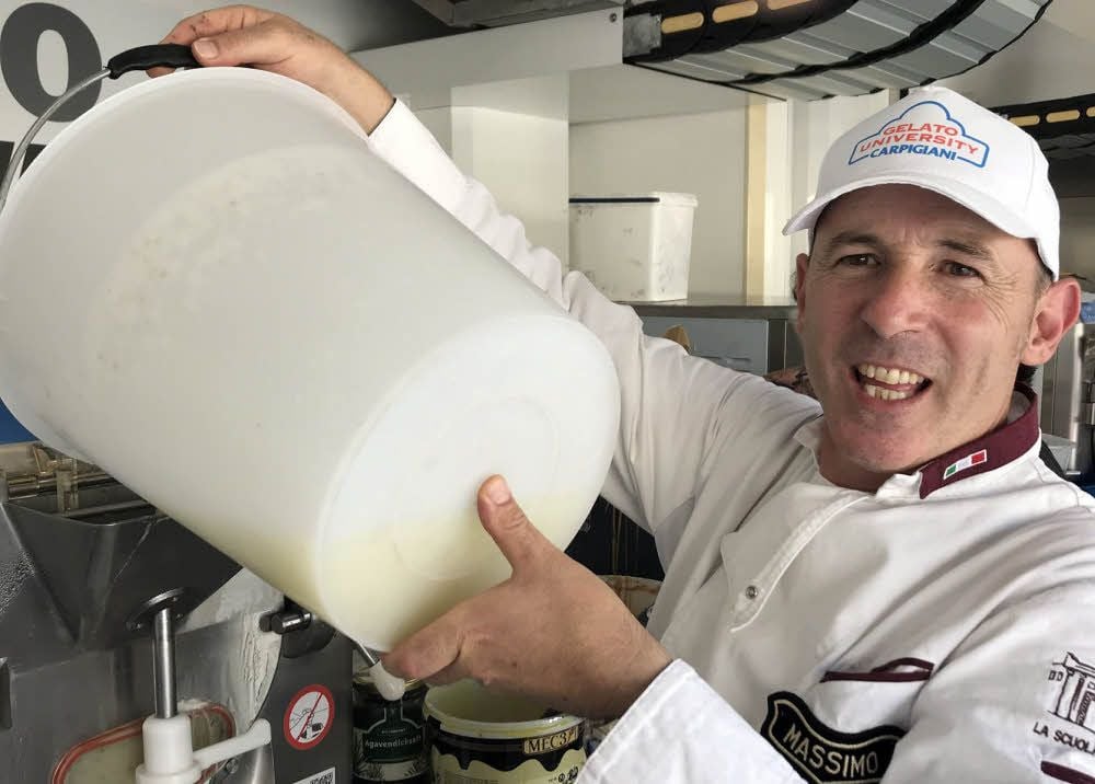Massimo Caraccioli bereitet beim „Gelato Festival“ in Berlin jede Menge Eis zu. In Ballenstedt betreibt er das Eiscafé „Cuore di Panna“.