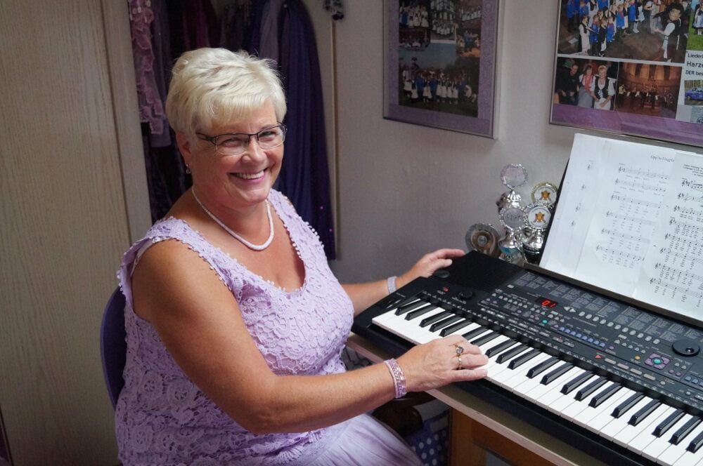 Ines Friedrich an ihrem Keyboard. Sie wird aufgrund ihrer Vorliebe für die Farbe „Frau Lila“ genannt.
