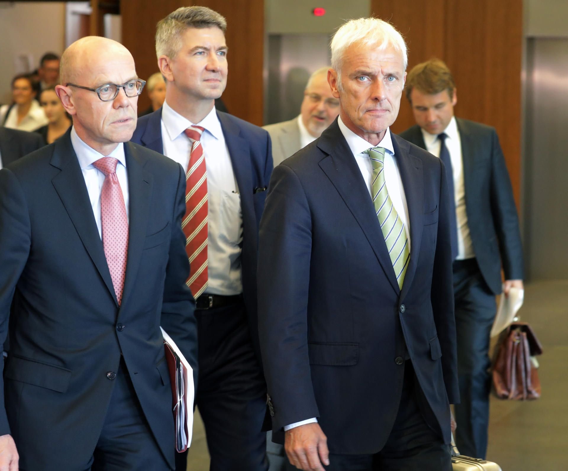 VW-Generalbevollmächtigter Thomas Steg (l) und VW-Vorstandsvorsitzender Matthias Müller (r) beim Diesel-Gipfel in Berlin.