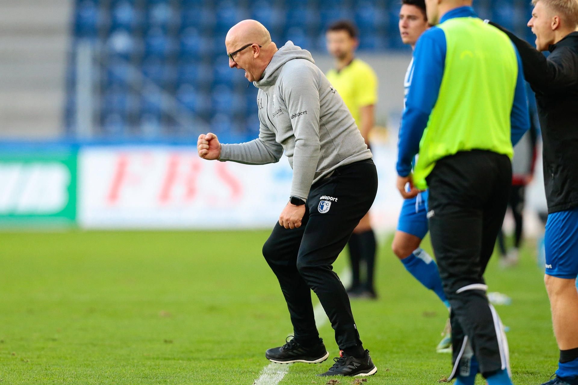 FCM-Trainer Thomas Hoßmang feiert den Heimsieg seiner Mannschaft gegen Bayern München II.