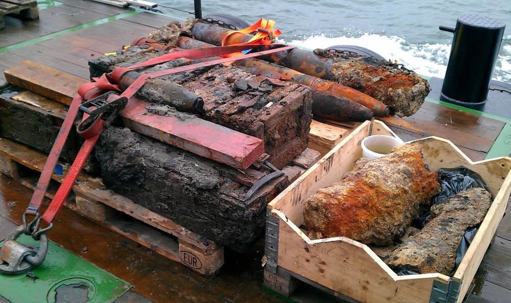 Altmunition, die zuvor auf der geplanten Kabeltrasse zum Windpark Riffgat vor Borkum gefunden wurde, wird auf einem Räumungsschiff abtransportiert.