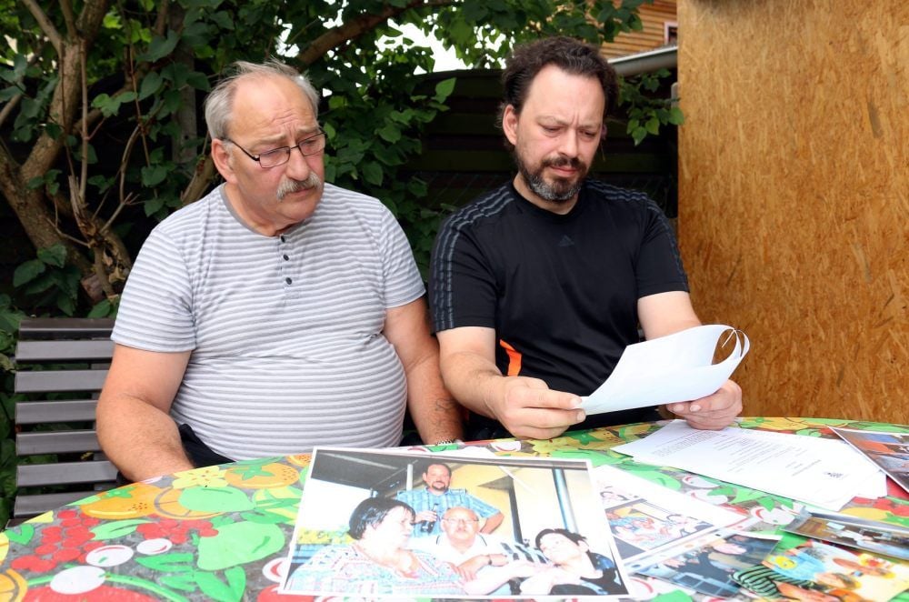 Witwer Helmut Flügel (links) und sein Sohn Karsten aus Wohlsdorf machten die Ameos-Klinik in Aschersleben für den Tod der Familienmutter verantwortlich. Ein Gutachten des MDK bescheinigt nun zumindest Pflegemängel.