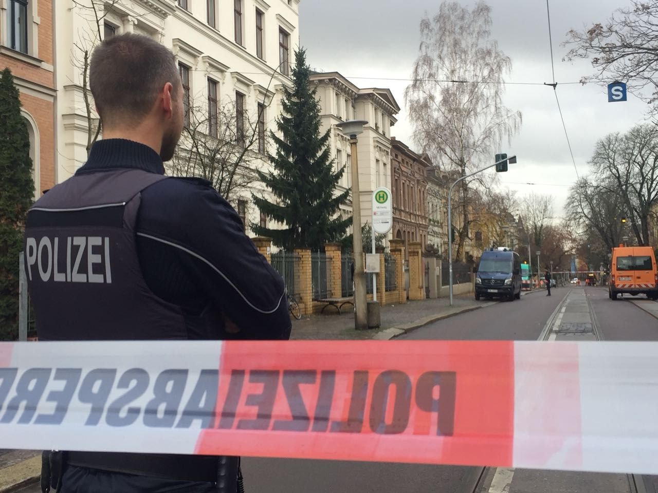 Wegen eines verdächtigen Päckchens war der Mühlweg in Halle gesperrt worden.