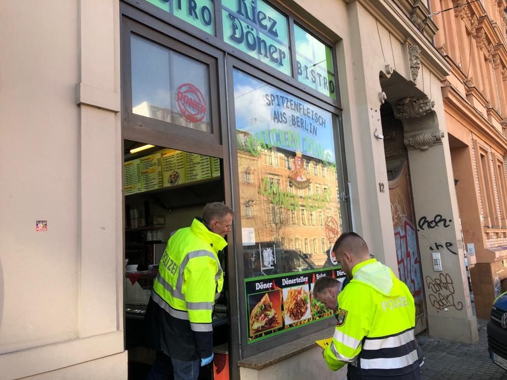 Die Spurensicherung nimmt die Arbeit auf.