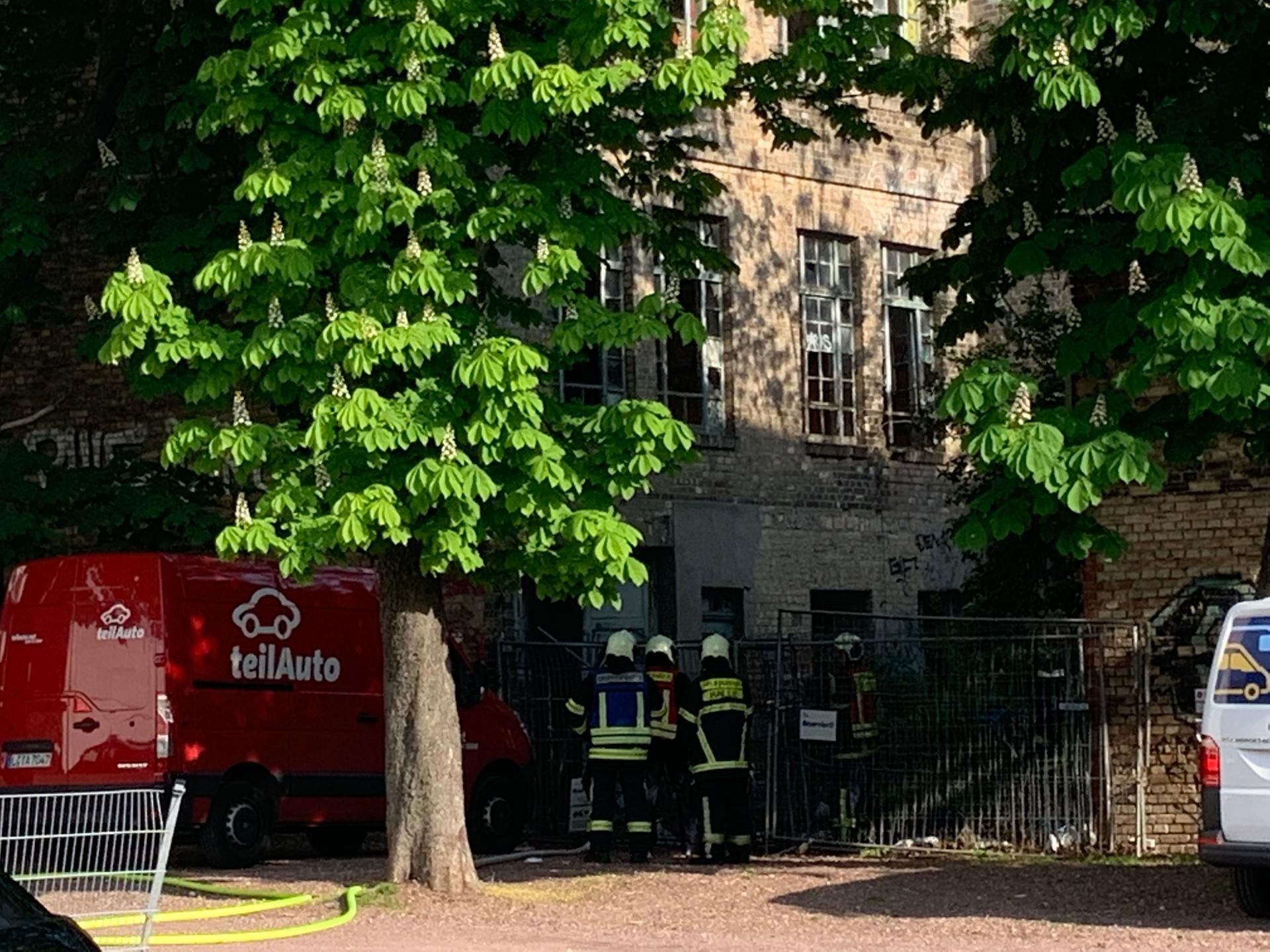 Polizei und Feuerwehr in Halle sind am 1. Mai am Reileck im Einsatz.