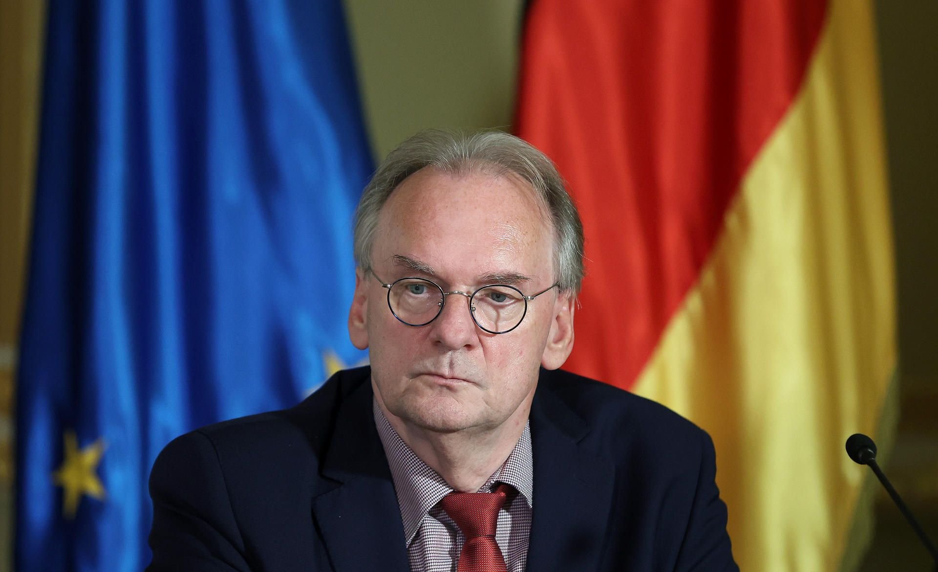 Reiner Haseloff sitzt in Magdeburg in der Staatskanzlei im Anschluss an die Videoschalte mit Bundeskanzlerin Merkel und Ministerpräsidenten der Länder.