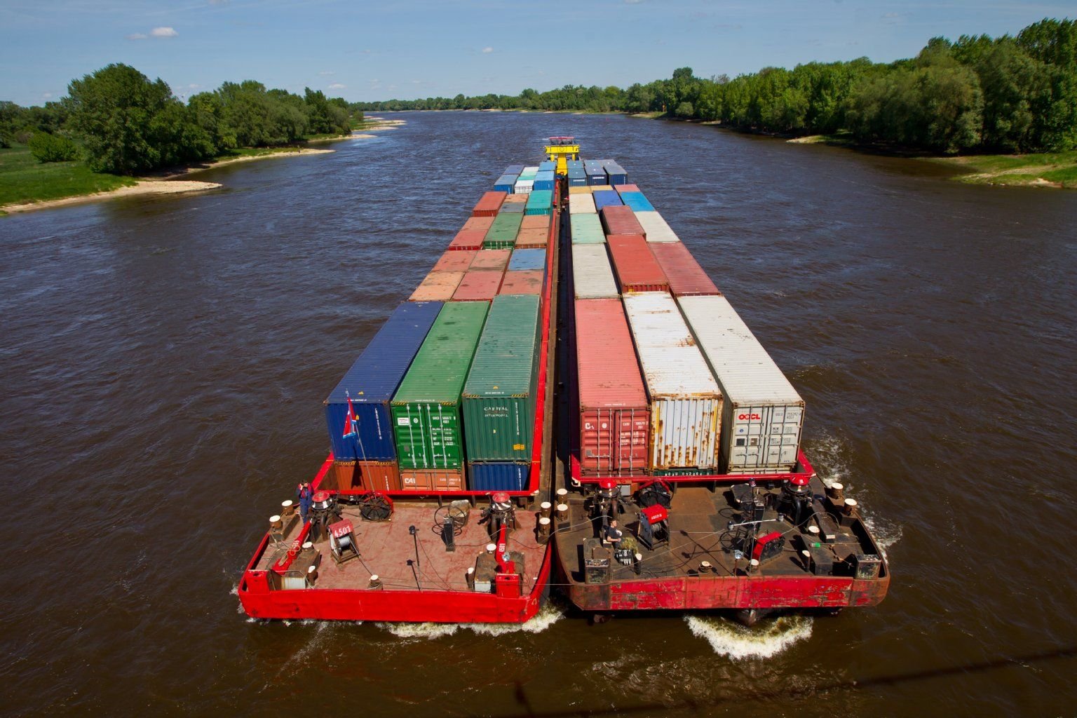 Container werden mit einem Schubverband auf der Elbe in Magdeburg transportiert
