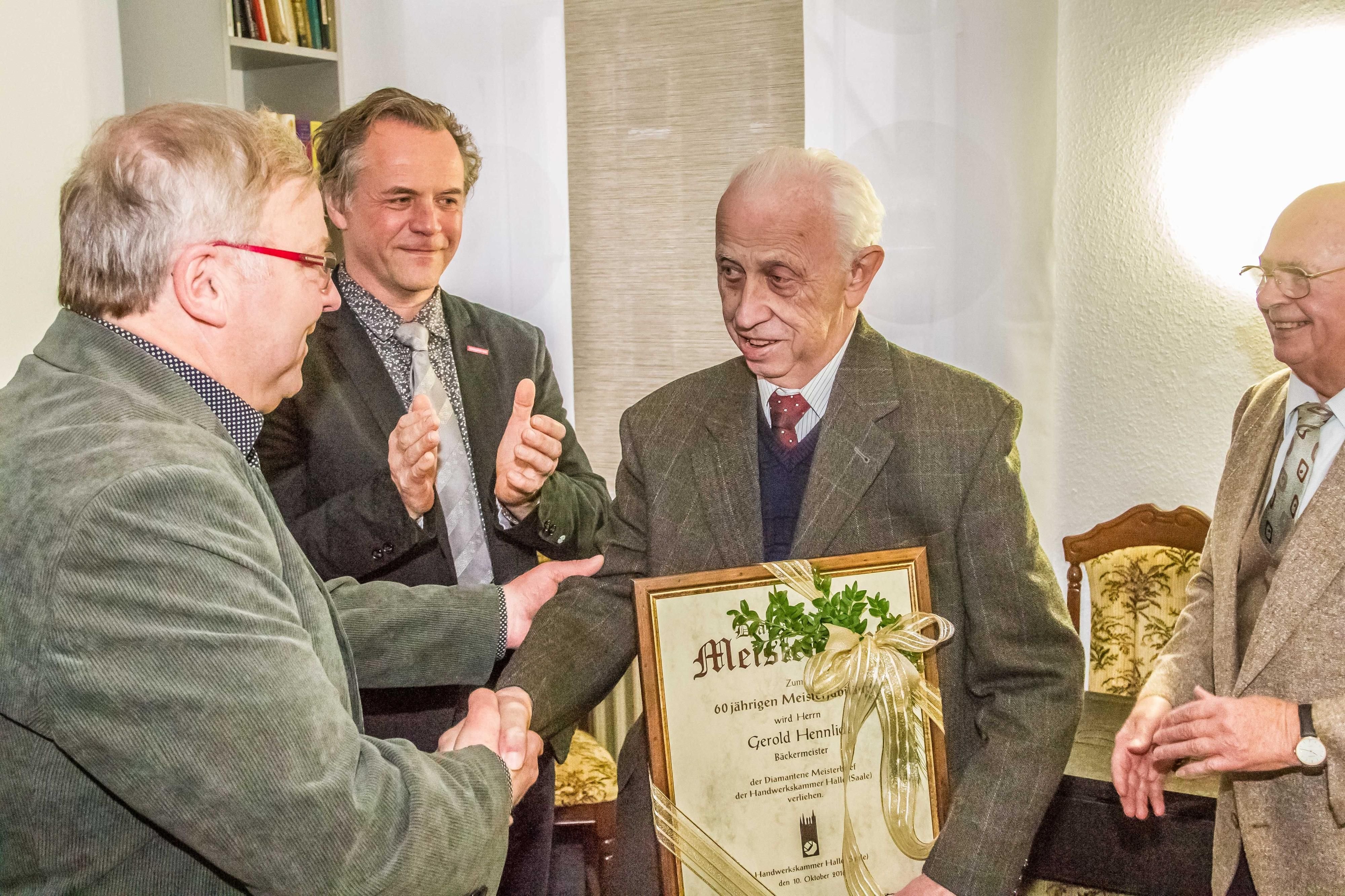 Die Kreishandwerkerschaft ehrte die Meister Gerold Hennlich (im Bild mit Meisterbrief), Dieter Henze, Fritz Klepel mit dem diamantenen Meisterbrief für das 60. Meisterjubiläum und Werner Dannenberg mit dem goldenen Meisterbrief für das 50. Meisterjubiläum.