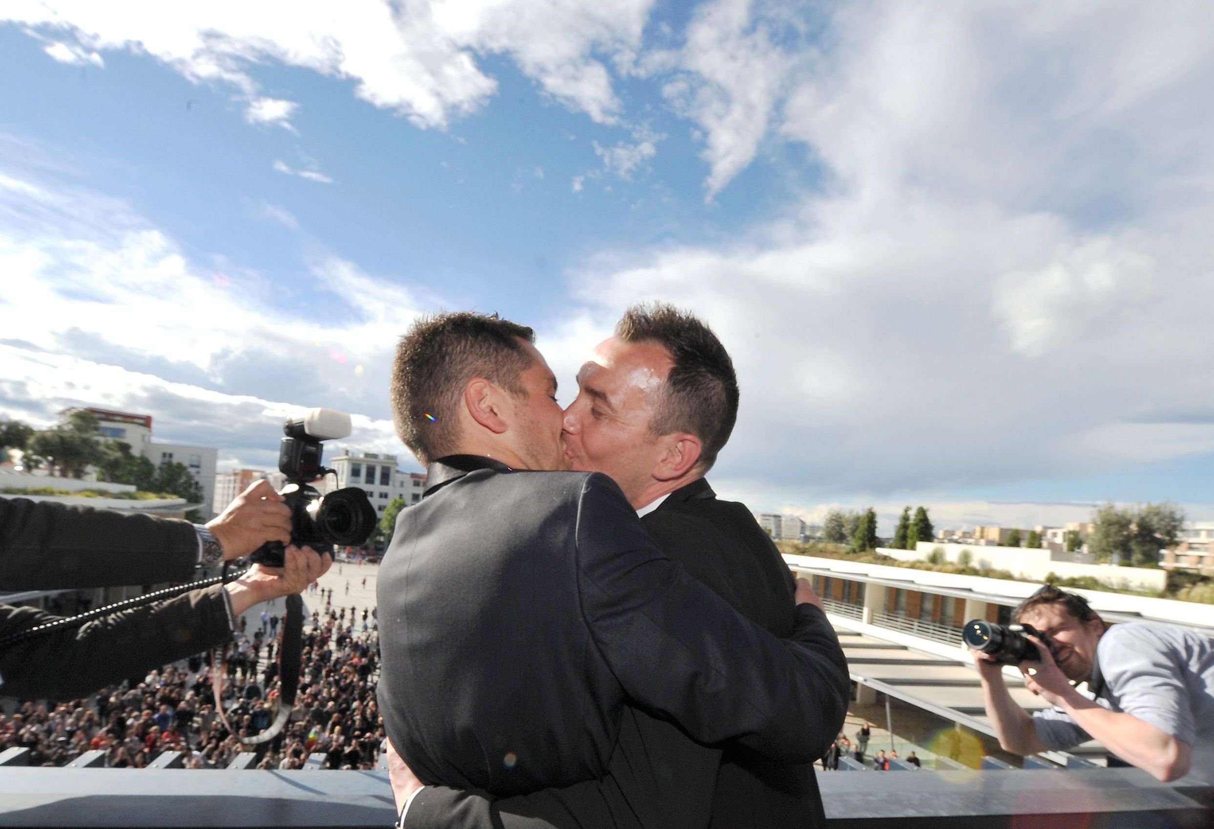 #twomenkissing: Überall im Netz posten User Fotos sich küssender Männer – und solidarisieren sich so mit den Opfern von Orlando. (Symbolbild)