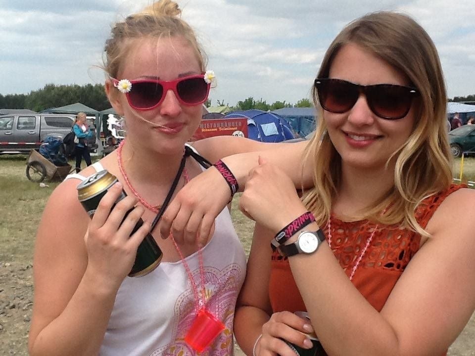 Moni und Maxi aus Dresden zeigen ihre Bändchen vom diesjährigen SSB. Diese sind in diesem Jahr schwarz und pink.