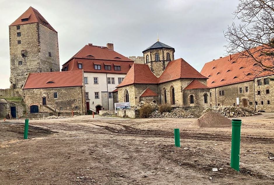 Der Innenhof der Burg Querfurt ist derzeit nur eine große Sand- und Erdfläche.
