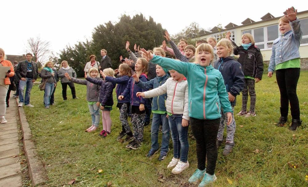 Grundschüler aus Giersleben gestalteten zur Eröffnung ein keines Programm.